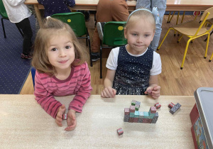 Dzieci bawią się zabawkami.