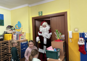 Mikołaj wchodzi do klasy.