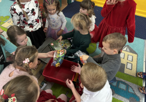 Dzieci bawią się klockami.