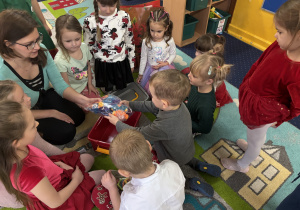 Dzieci bawią się klockami.