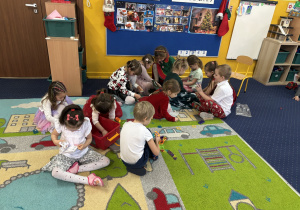 Dzieci bawią się klockami.