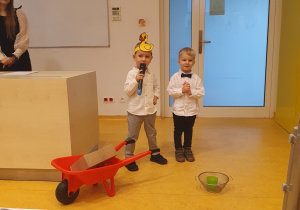 Chłopcy prezentują wiersz.