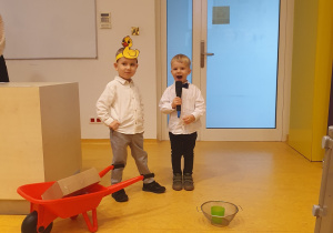 Chłopcy prezentują wiersz.