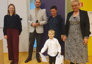 Zdjęcie dziecka z komisją.