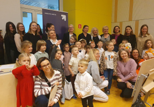 Wspolne zdjęcie wszystkich uczestników konkursu i gości.