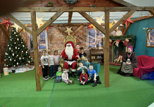 wizyta dzieci w krainie Świętego Mikołaja