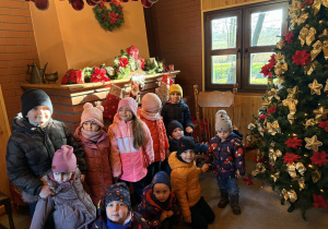 wizyta dzieci w krainie Świętego Mikołaja