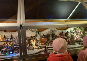 wizyta dzieci w krainie Świętego Mikołaja