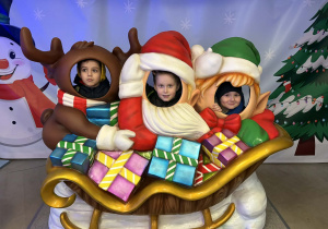 wizyta dzieci w krainie Świętego Mikołaja
