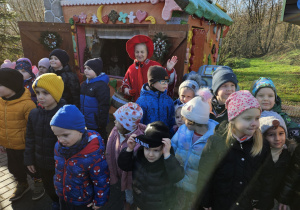 Dzieci z gr 3 i 2 na bajkowej scieżce.