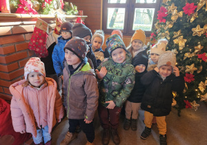 Dzieci z gr 3 w domu Świętego Mikołaja.