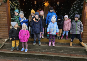 Dzieci z gr 3 przy szopce.