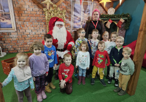 Dzieci z gr 3 wraz z Mikołajem.