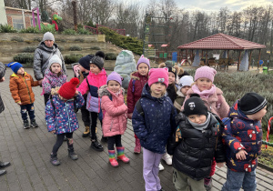 Dzieci z grupy 4 na bajkowej ścieżce.
