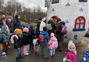 Dzieci przy młynie z wrózbami.