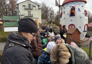 Dzieci na bajkowej ściezce.