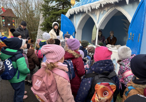 Dzieci z gr 1 i 4 na bajkowej ścieżce.