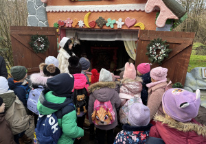 Dzieci z gr 1 i 4 na bajkowej ścieżce.