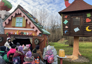 Dzieci z gr 1 i 4 na bajkowej ścieżce.