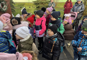 Dzieci z gr 1 i 4 na bajkowej ścieżce.