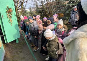 Dzieci z gr 1 i 4 na bajkowej ścieżce.