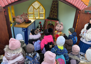 Dzieci z gr 1 i 4 na bajkowej ścieżce.