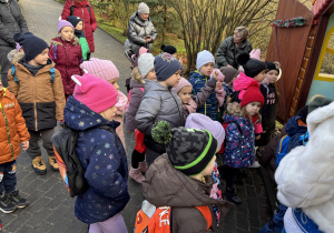 Dzieci z gr 1 i 4 na bajkowej ścieżce.