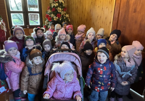 Wsolne zdjęcie dzieci z grupy 1 i 4 w chacie Świętego Mikołaja.