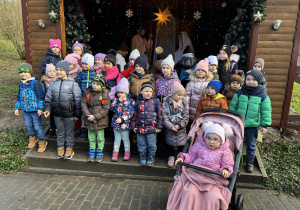 Dzieci z grupy 1 i 4 przed szopką.