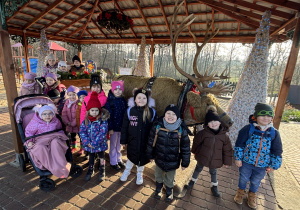 Dzieci z grupy 4 przy saniach.