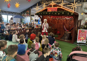 Dzieci z grupy 1 i 4 w mennicy Świętego Mikołaja.