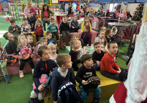 Dzieci z grupy 1 i 4 w mennicy Świętego Mikołaja.