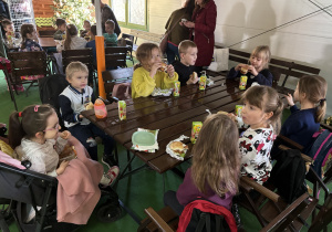 Dzieci jedzą posiłek.