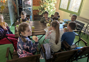 Dzieci jedzą posiłek.