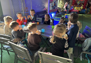 Dzieci jedzą posiłek.