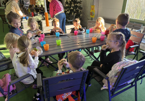 Dzieci jedzą posiłek.