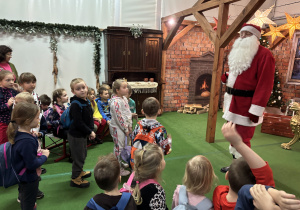 Dzieci z grupy 1 i 4 u Świętego Mikołaja.
