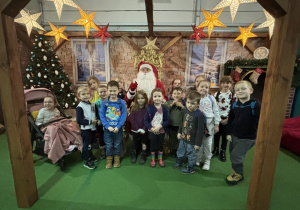 Zdjęcie dzieci z grupy 4 wraz z Mikołajem.