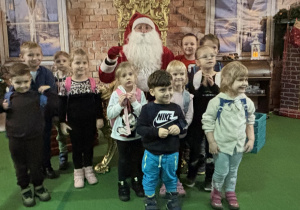 Zdjęcie dzieci z grupy 1 wraz z Mikołajem.