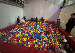 Dzieci bawią się w basenie z kulkami.