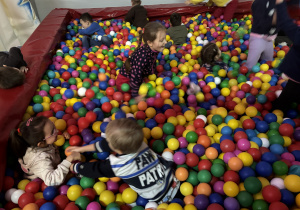 Dzieci bawią się w basenie z kulkami.