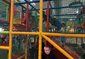 Dzieci na placu zabaw.