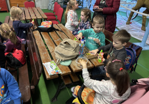 Dzieci jedzą posiłek.