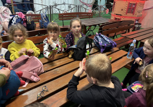 Dzieci jedzą posiłek.