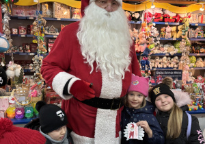 Dzieci wraz ze Świętym Mikołajem.