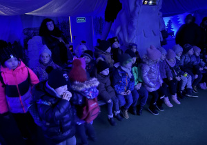 Dzieci oglądają film.