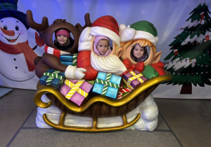 Grupa 4 w saniach Świętego Mikołaja.