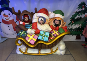 Grupa 4 w saniach Świętego Mikołaja.