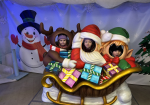 Grupa 4 w saniach Świętego Mikołaja.