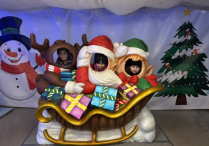 Grupa 4 w saniach Świętego Mikołaja.